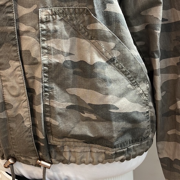 Sanctuary Camo print long sleeve button up waist length jacket with pockets M - Picture 2 of 13